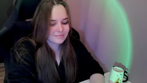 noir_ember_ online show from November 10, 12:52 pm