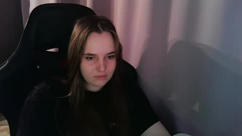 noir_ember_ online show from September 22, 11:03 am