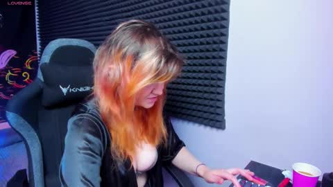 Snapshot of nora_lovvv chatting on October 3, 10:01 am Nora online show from October 3, 10:01 am