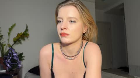 nura_foxx online show from January 13, 12:40 am