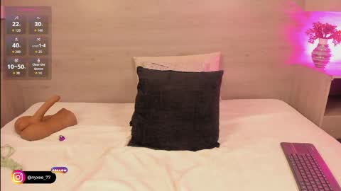 nyxee_ online show from April 9, 6:19 am