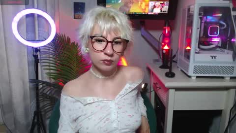 Snapshot of obedientt_ chatting on October 14, 9:34 am Moonlight online show from October 14, 9:34 am