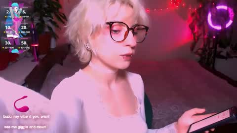 Snapshot of obedientt_ chatting on October 1, 10:36 am Moonlight online show from October 1, 10:36 am