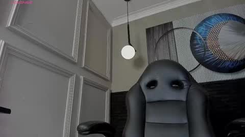 independent model online show from February 22, 7:36 pm