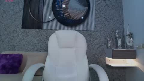 independent model online show from October 23, 6:42 pm