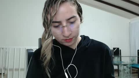 Snapshot of odette_brigh_ chatting on February 9, 2:06 am Val online show from February 9, 2:06 am