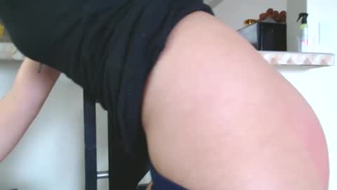 Snapshot of odette_brigh_ chatting on February 21, 10:26 pm Val online show from February 21, 10:26 pm