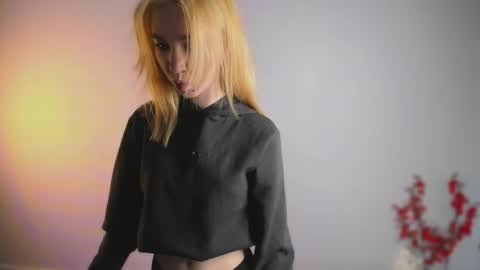 Emi and Ohpi online show from March 25, 2:02 pm