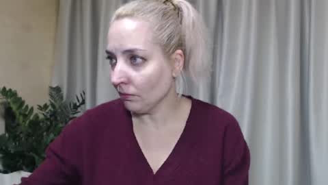 Snapshot of ohsweetmari chatting on October 2, 3:33 pm Mari online show from October 2, 3:33 pm