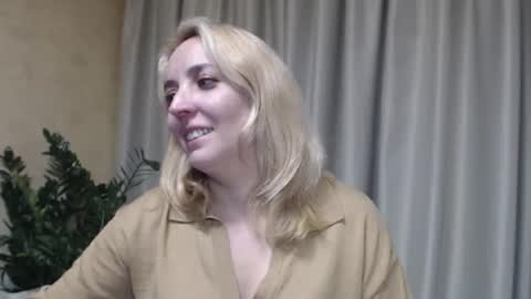 Snapshot of ohsweetmari chatting on October 16, 3:22 pm Mari online show from October 16, 3:22 pm