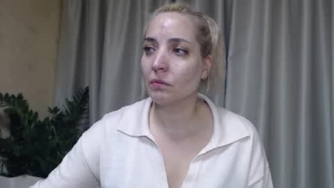 Snapshot of ohsweetmari chatting on October 4, 3:43 pm Mari online show from October 4, 3:43 pm