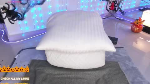 ohyesly_ online show from October 3, 12:46 pm