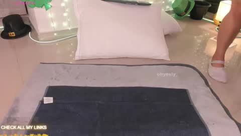 ohyesly_ online show from March 4, 10:23 am