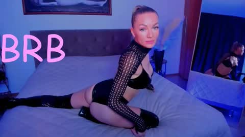 Snapshot of oliva_candy chatting on September 25, 1:56 am oliva_candy online show from September 25, 1:56 am