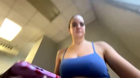 oliviaaraee online show from February 4, 8:24 pm