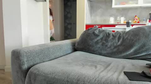 oliviamuur online show from April 28, 5:56 am