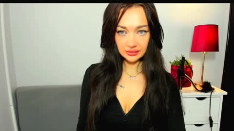 OliviaWomen online show from March 1, 10:30 am