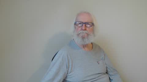 Snapshot of onanister chatting on February 26, 7:45 am Somewhere over the rainbow online show from February 26, 7:45 am