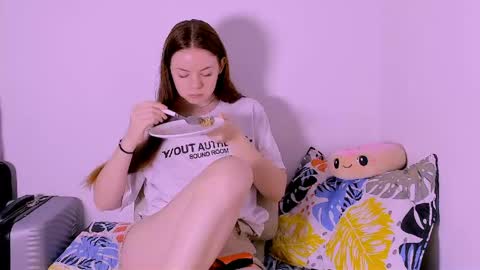 only_sarah1 online show from April 16, 10:23 pm