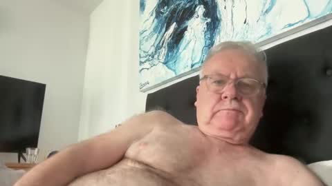 ozhairybearxxxx online show from December 4, 4:15 am