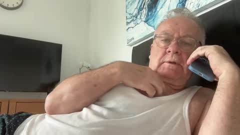 ozhairybearxxxx online show from December 8, 11:40 pm