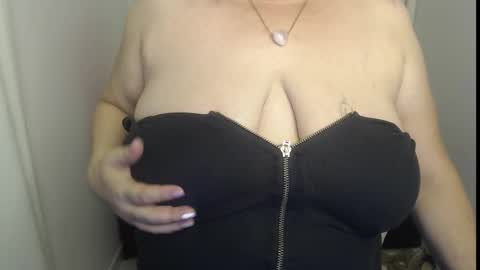 Snapshot of paiperhalliwey chatting on March 9, 12:00 am paiperhalliwey online show from March 9, 12:00 am