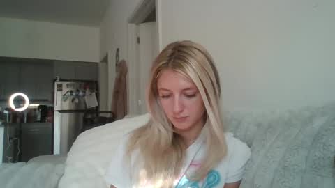 Snapshot of parisbaby2000 chatting on October 6, 2:24 pm parisbaby2000 online show from October 6, 2:24 pm