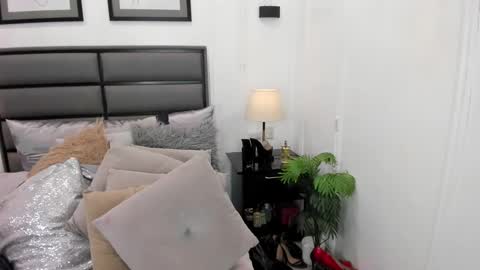 Snapshot of patricialuxx chatting on February 18, 6:15 am PatriziaNautica my Instagram online show from February 18, 6:15 am
