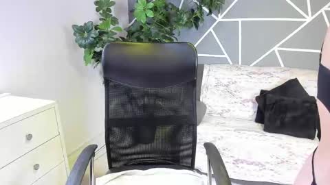 paula_miler1 online show from March 26, 2:55 pm