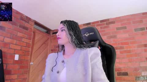 Snapshot of paulinabarnett_ chatting on January 1, 2:19 am Paulina online show from January 1, 2:19 am