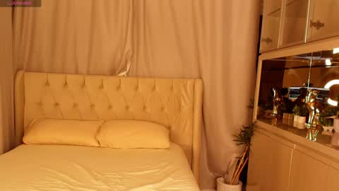 paulinne_clark online show from April 17, 11:50 pm