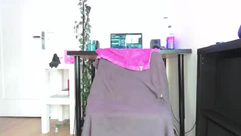 Help me to reach 200 thumbs up  online show from February 23, 8:00 pm