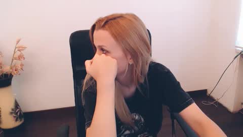 Mia online show from September 14, 10:06 am