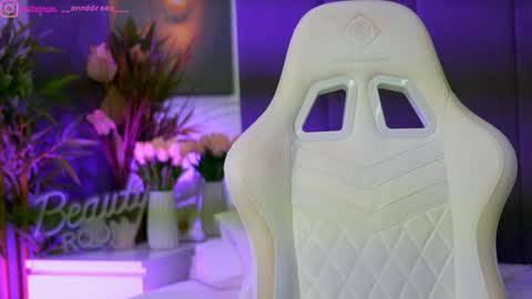 Dee online show from November 10, 4:10 pm