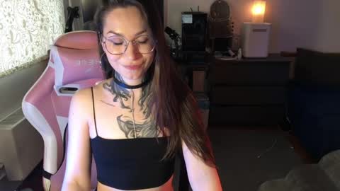 petal_dust_ online show from April 24, 2:52 pm