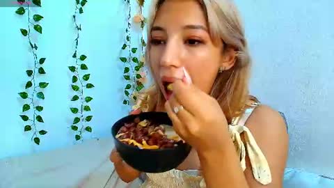 petite_blossom4 online show from July 27, 11:57 pm
