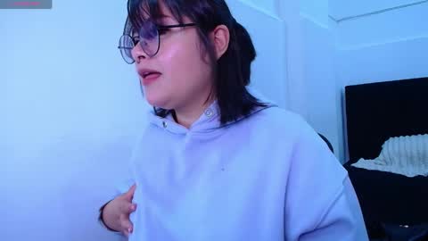 phylavell_ online show from May 12, 11:58 pm