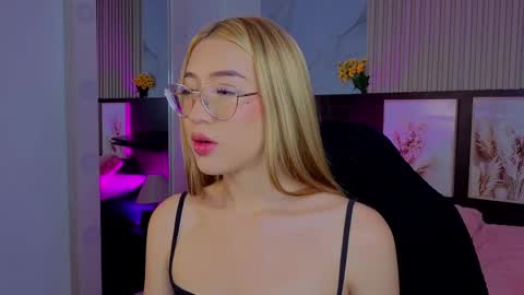 pink_as online show from September 16, 9:51 pm