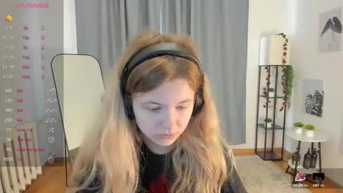 Snapshot of pixel_nest chatting on October 2, 5:39 am Olga online show from October 2, 5:39 am