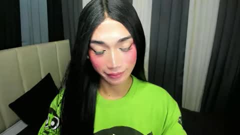 pixiedoll_ online show from May 7, 6:47 pm