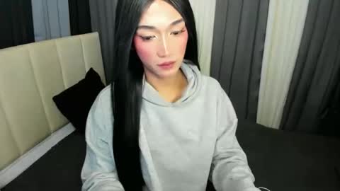 pixiedoll_ online show from May 6, 6:36 pm