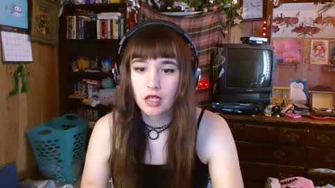 Snapshot of pixinun chatting on January 15, 5:26 pm Izzy online show from January 15, 5:26 pm