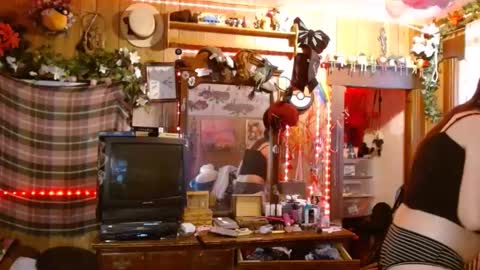 Snapshot of pixinun chatting on December 3, 7:17 pm Izzy online show from December 3, 7:17 pm