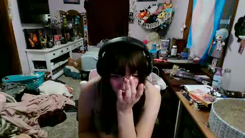 Snapshot of pixinun chatting on January 9, 2:01 am Izzy online show from January 9, 2:01 am