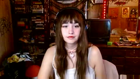 Snapshot of pixinun chatting on October 23, 7:59 pm Izzy online show from October 23, 7:59 pm