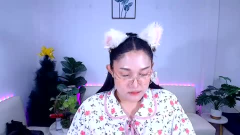 Ploysai online show from August 4, 9:05 am