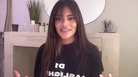 Snapshot of poutyselena chatting on October 22, 11:39 pm Selena online show from October 22, 11:39 pm