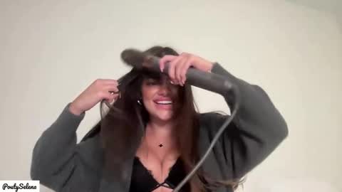 Snapshot of poutyselena chatting on December 5, 12:58 am Selena online show from December 5, 12:58 am
