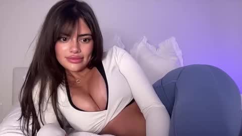 Snapshot of poutyselena chatting on February 27, 1:30 am Selena online show from February 27, 1:30 am