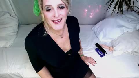 presentlysarah online show from March 17, 10:59 pm